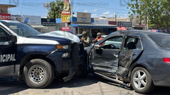 Choque entre patrulla municipal y vehículo deja un policía y una mujer heridos leves en la CNOP de Culiacán