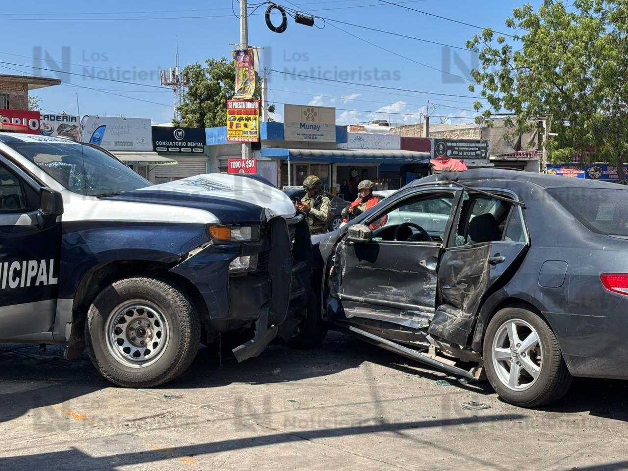 Choque entre patrulla municipal y vehículo en la CNOP de Culiacán