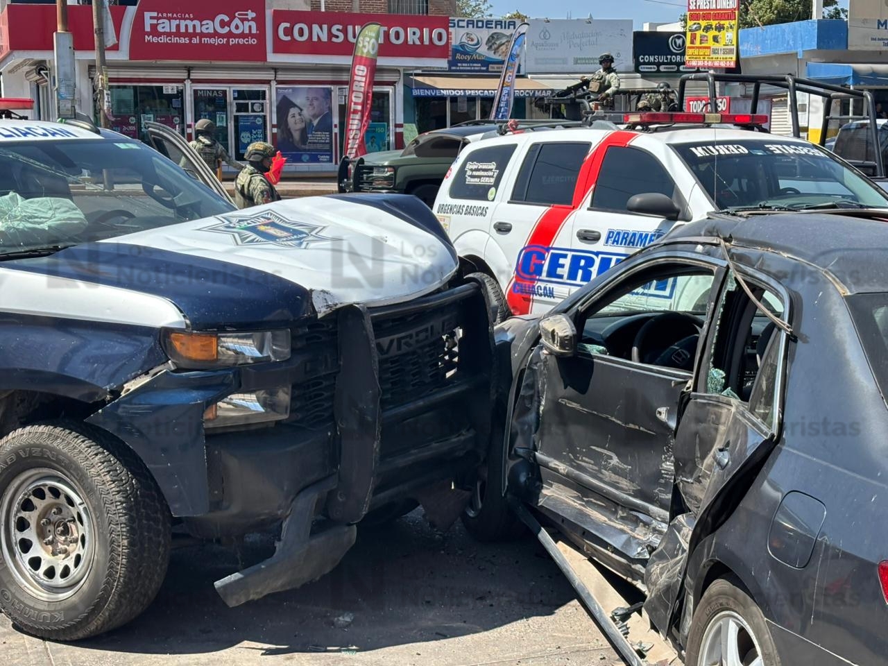 Choque entre patrulla municipal y vehículo en la CNOP de Culiacán