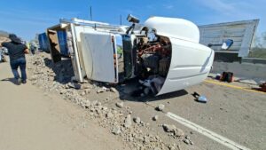 choque entre trailer nodriza y camion de volteo en mazatlan lugar