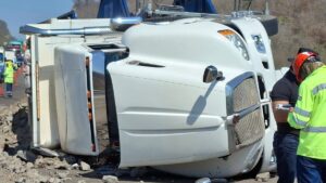 choque entre trailer nodriza y camion de volteo en mazatlan sin