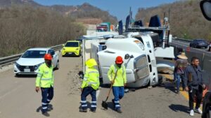 choque entre trailer nodriza y camion de volteo en mazatlan sinaloa