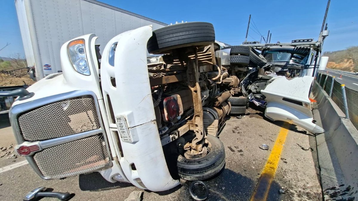choque entre trailer nodriza y camion de volteo en mazatlan