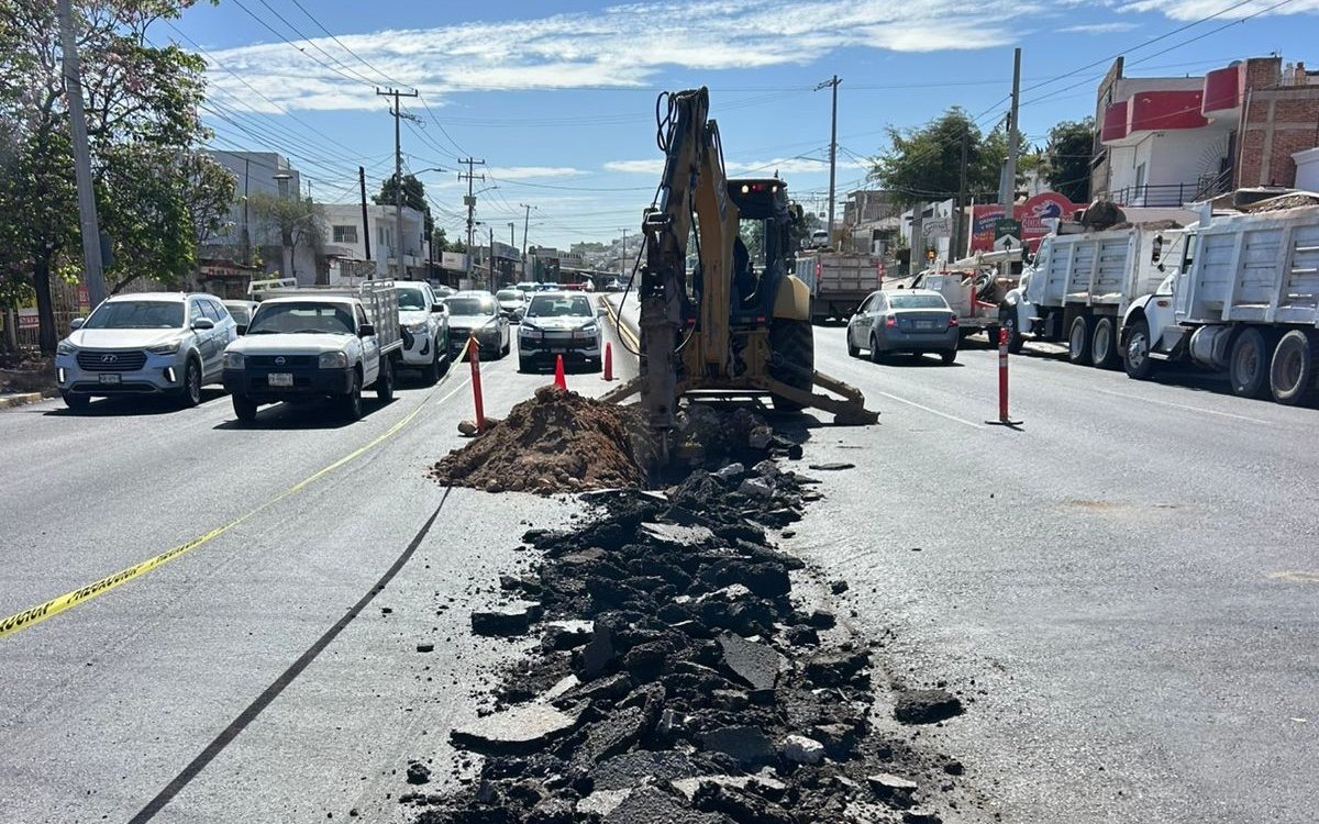 Máquina perforando calle