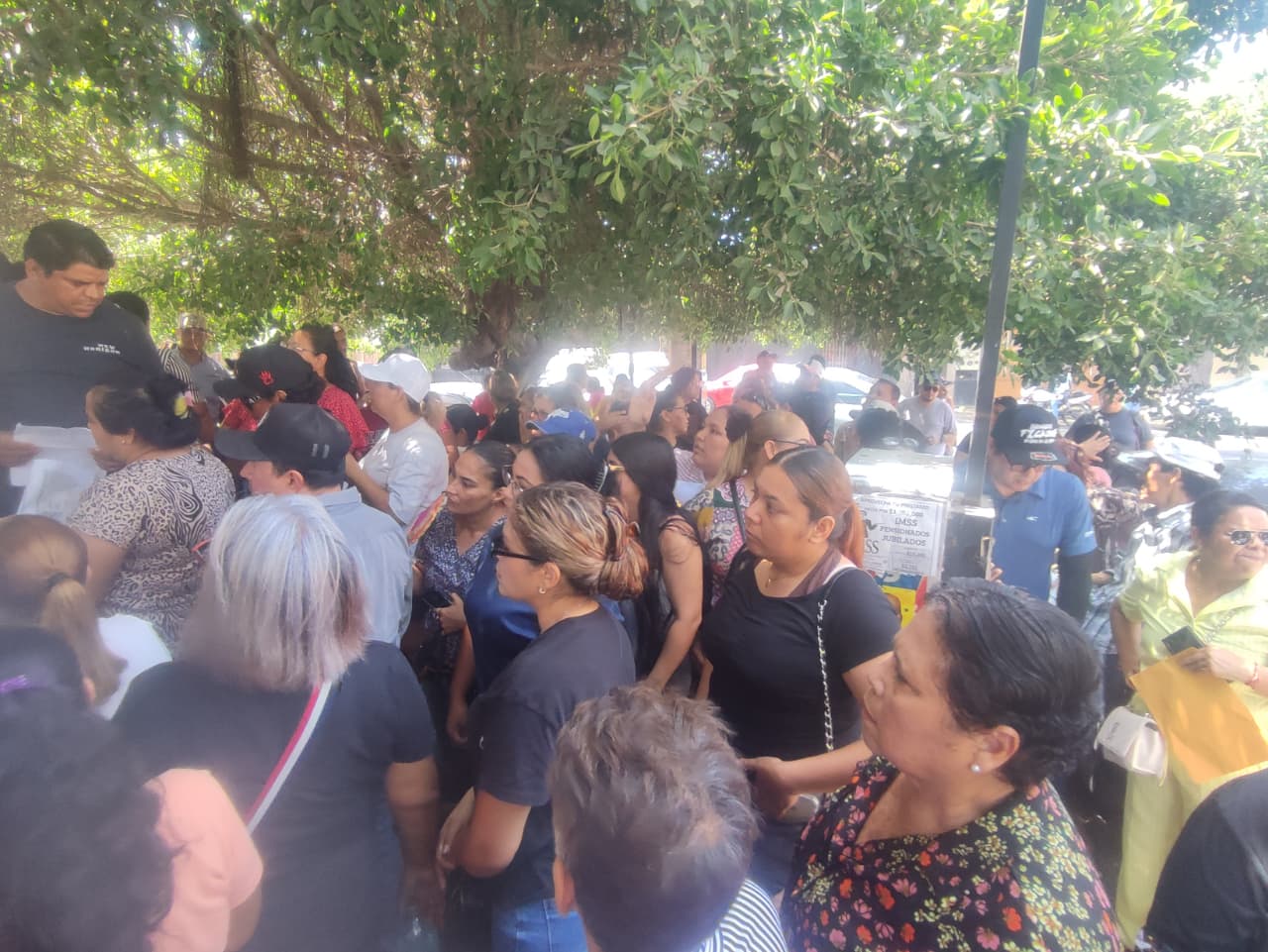 Ciudadanos acuden a CFE Mazatlán