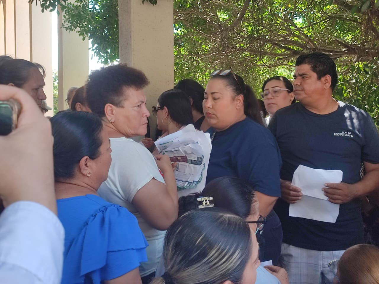 Ciudadanos acuden a CFE Mazatlán