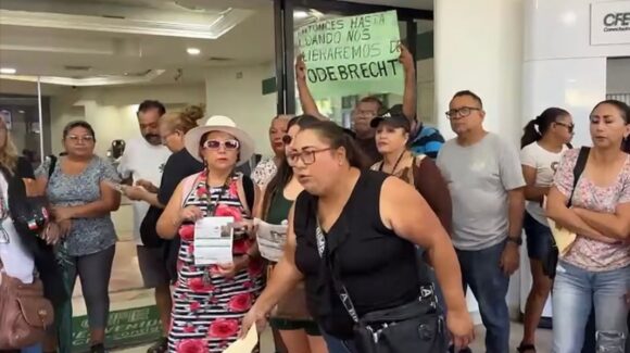 ¡Nos quieren cobrar hasta 30 mil pesos! ‘Truenan’ ciudadanos contra la CFE en Mazatlán, Sinaloa y bloquean por un rato las oficinas