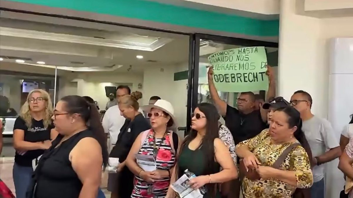 ciudadanos se manifiesta contra la cfe en mazatlan lugar