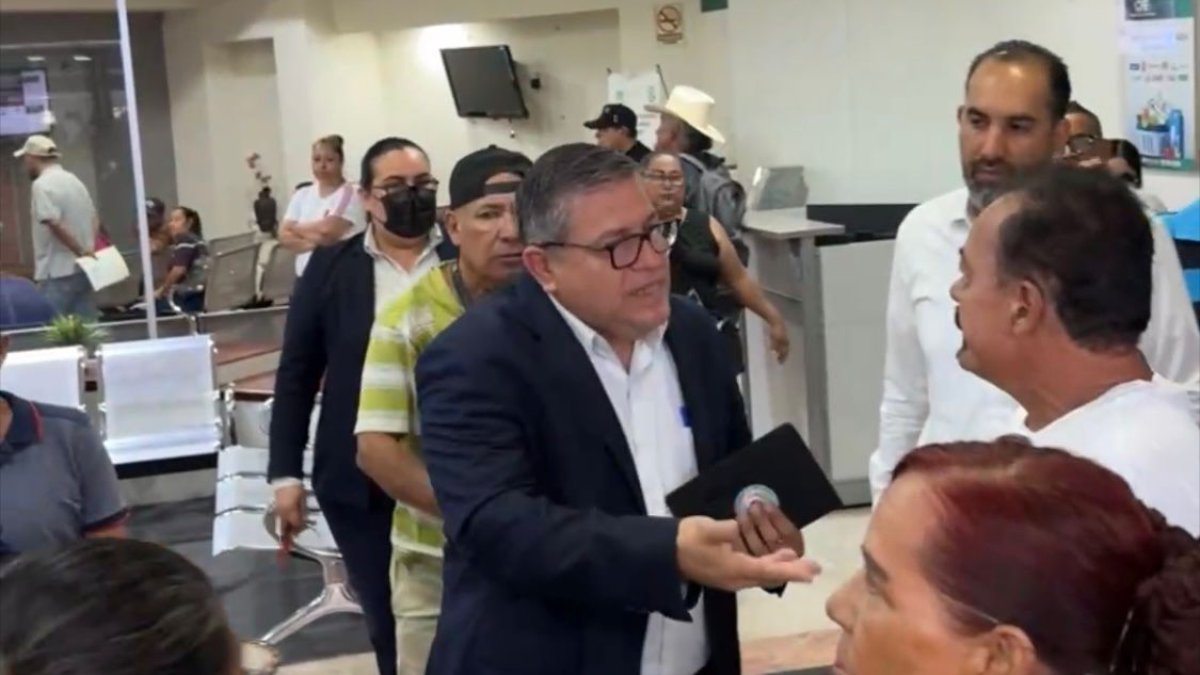 ciudadanos se manifiesta contra la cfe en mazatlan sinaloa
