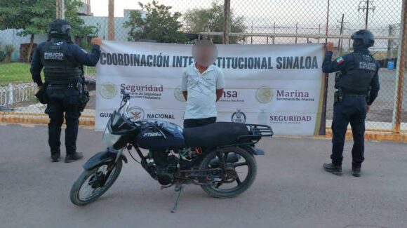 Detienen a un hombre en Navolato, Sinaloa, que circulaba en moto robada; es señalado de robos a comercios