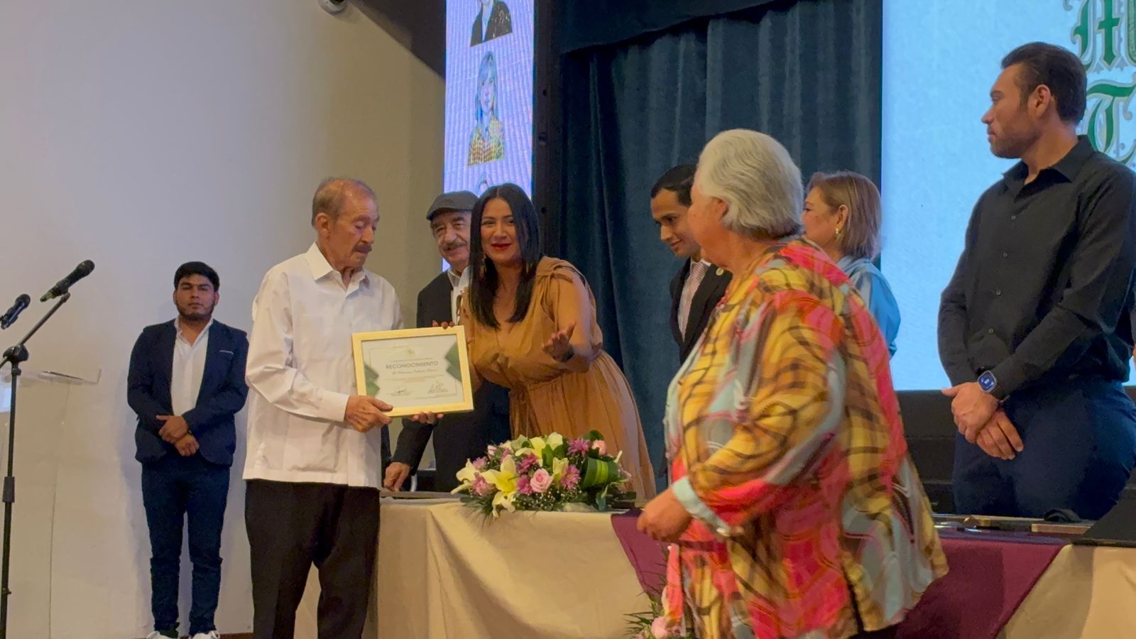Club Juvenil de Ayuda AC entrega reconocimientos a ocho ahomenses con trayectoria