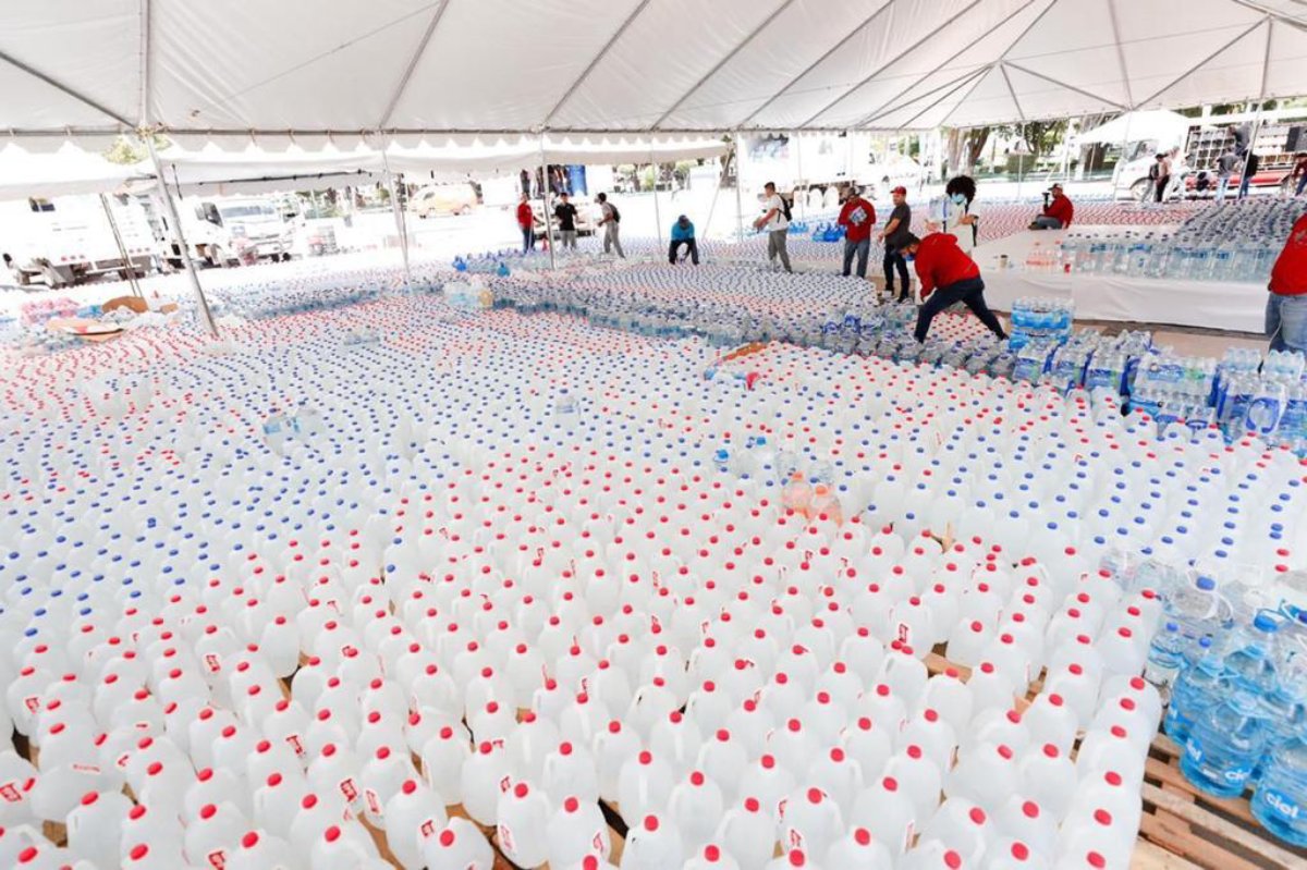 Colecta de agua embotellada en el Aquatón