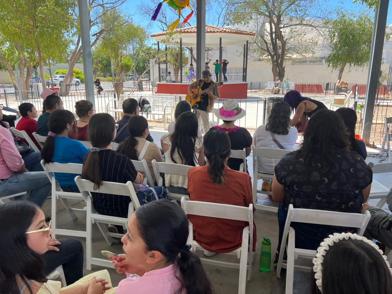 Colectivo “Páginas en Resistencia” realiza manifestación en defensa de la biblioteca en Guasave