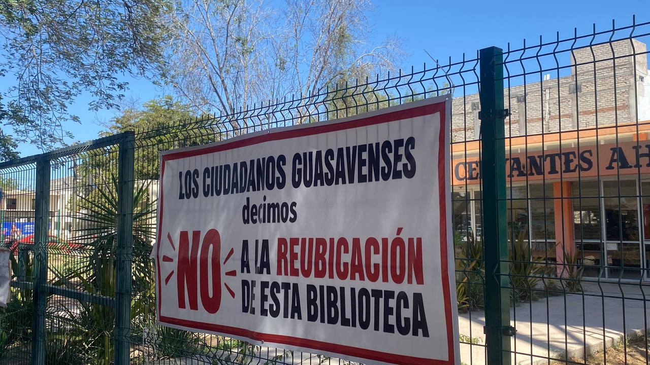 Colectivo “Páginas en Resistencia” realiza manifestación en defensa de la biblioteca en Guasave
