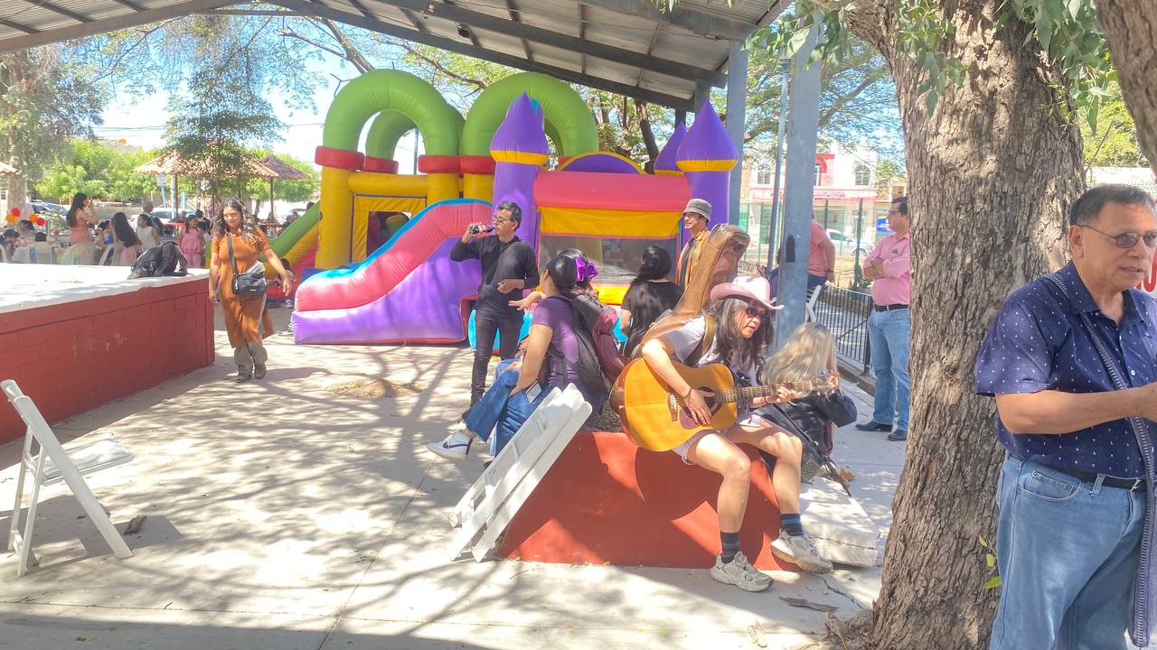 Colectivo “Páginas en Resistencia” realiza manifestación en defensa de la biblioteca en Guasave