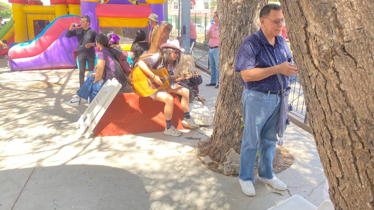 Colectivo “Páginas en Resistencia” realiza manifestación en defensa de la biblioteca en Guasave