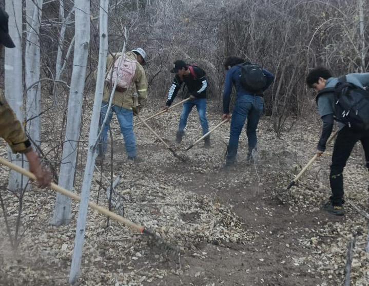 Combaten incendio en cerro de Mocorito, Sin.