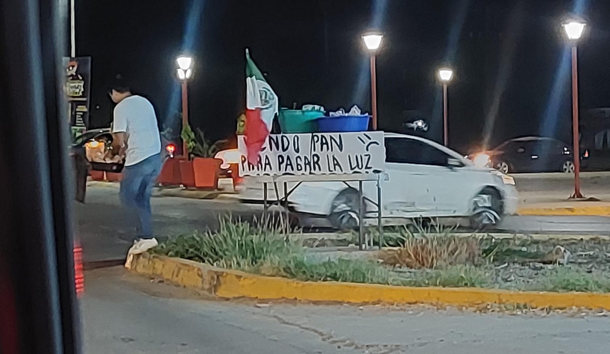 Comerciante vende pan para pagar su recibo de luz en Guasave
