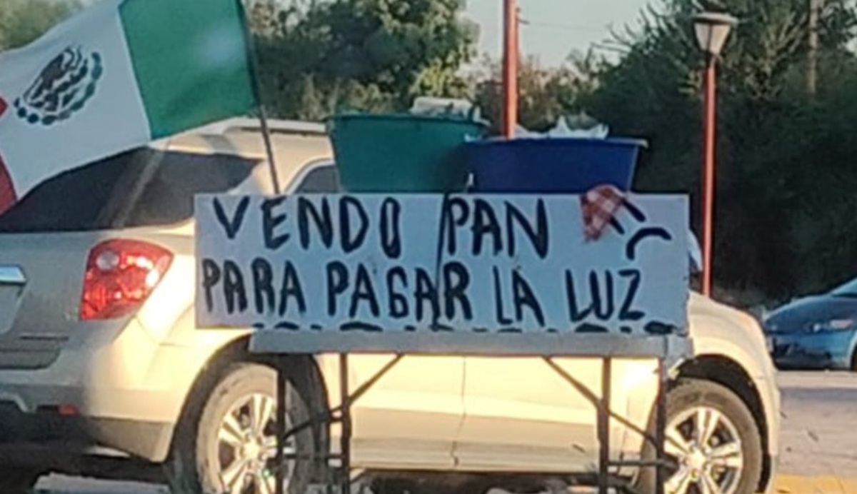 Comerciante vende pan para pagar su recibo de luz en Guasave