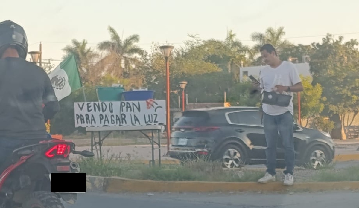 Comerciante vende pan para pagar su recibo de luz en Guasave