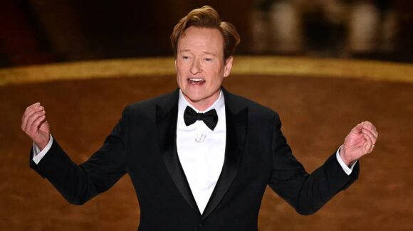 Conan O’Brien es nuevamente elegido como el conductor de la próxima ceremonia de los Premios Oscar