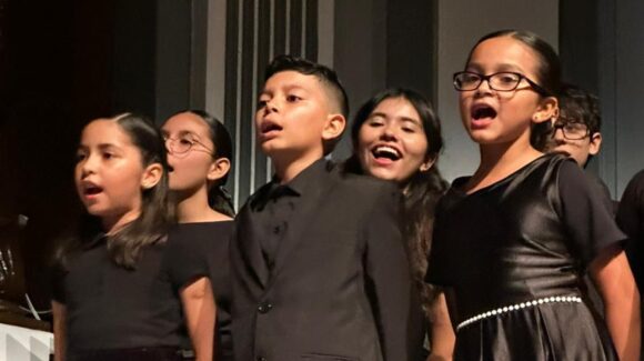 Entre tambora y violines, el CMA conquista con una noche histórica de talento el Teatro Ángela Peralta de Mazatlán, Sinaloa
