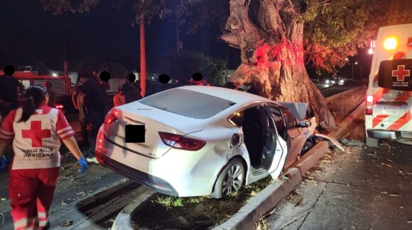 Conductor resulta lesionado tras chocar contra árbol en Álamos Country de Los Mochis, Sinaloa