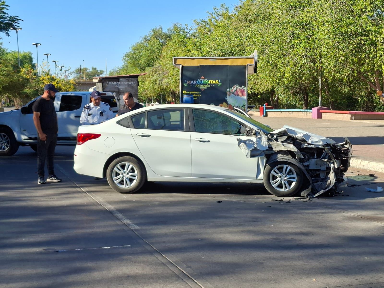Conductor se impacta contra auto estacionado en el malecón de Guasave