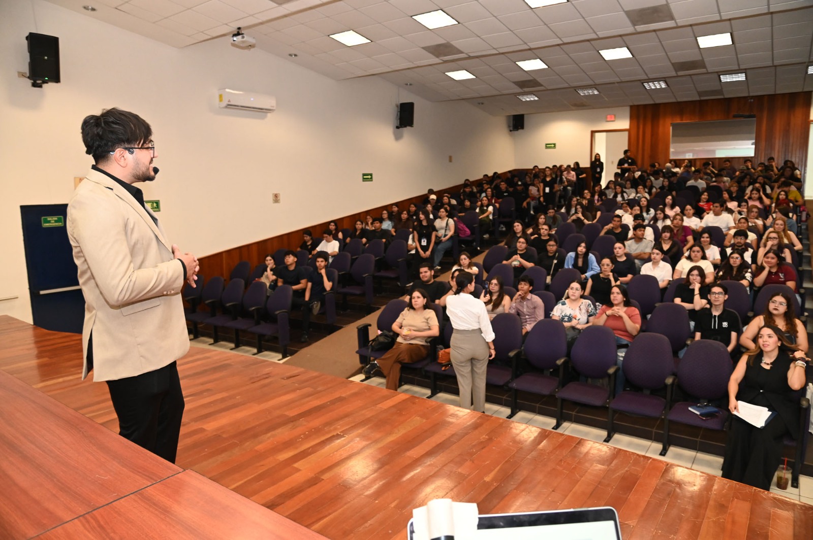 Conferencia "Inspírate y crea con Instagram y TikTok" en la UAS