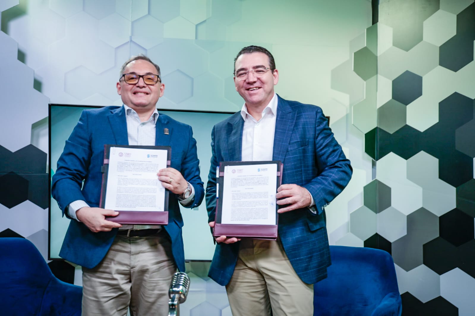 Firma de convenio entre Súmate IAP y UAdeO