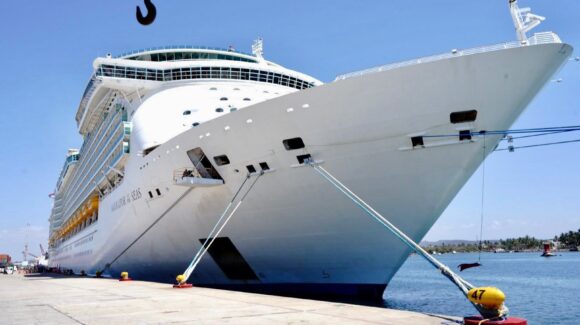 Arriba a Mazatlán, Sinaloa el Navigator of the Seas con 3 mil 705 pasajeros a bordo
