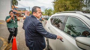 damaso castro saavedra subiendo a su auto