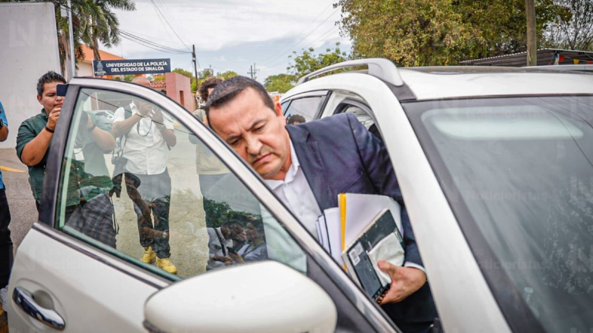 damaso castro saavedra subiendo a su auto blanco