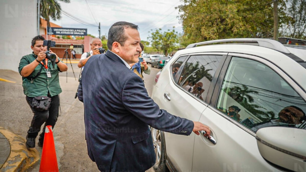 damaso castro saavedra subiendo a su auto