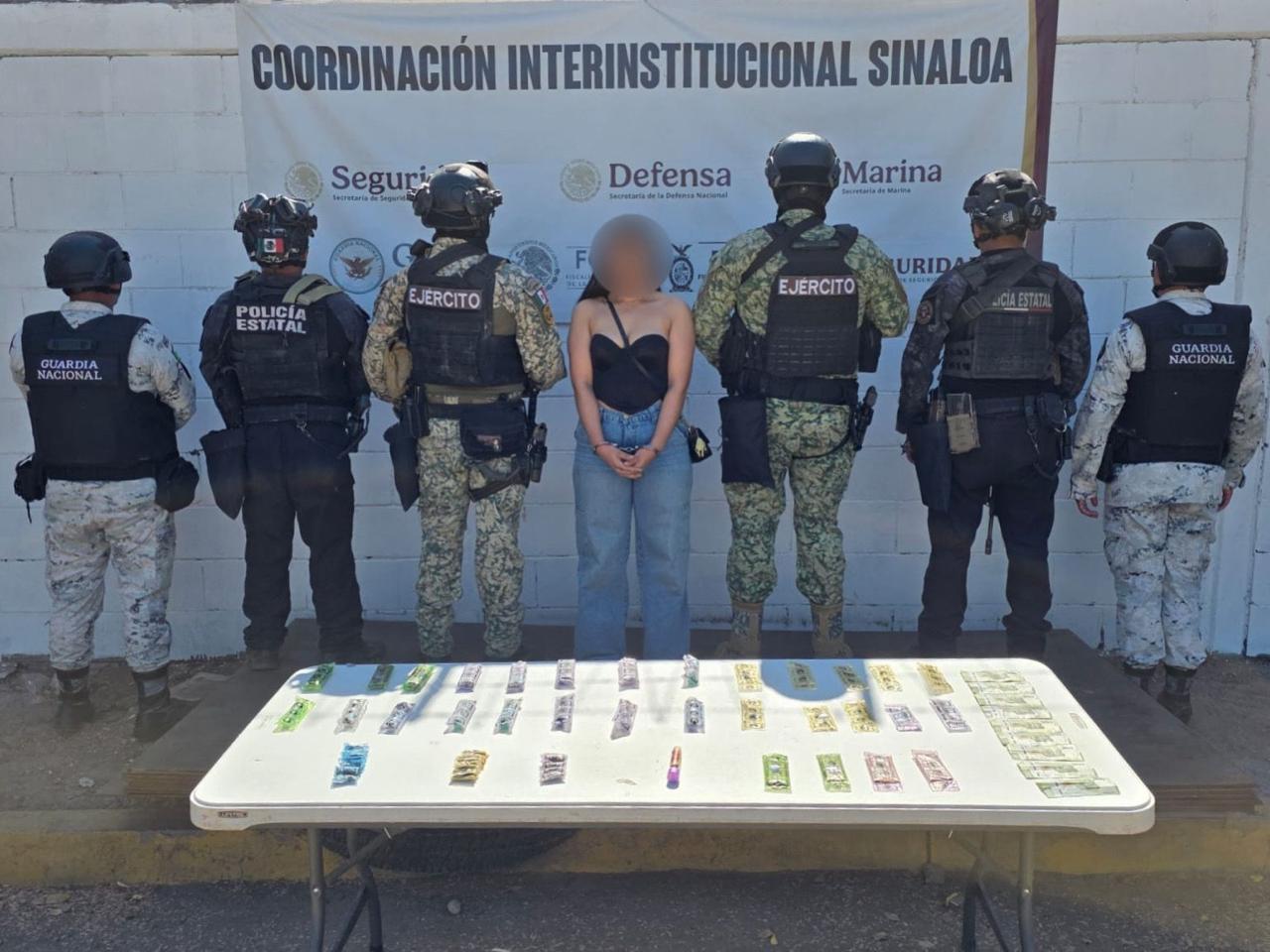 ¡Intentó huir! Detienen a mujer con cigarros de mariguana y efectivo, en Culiacán
