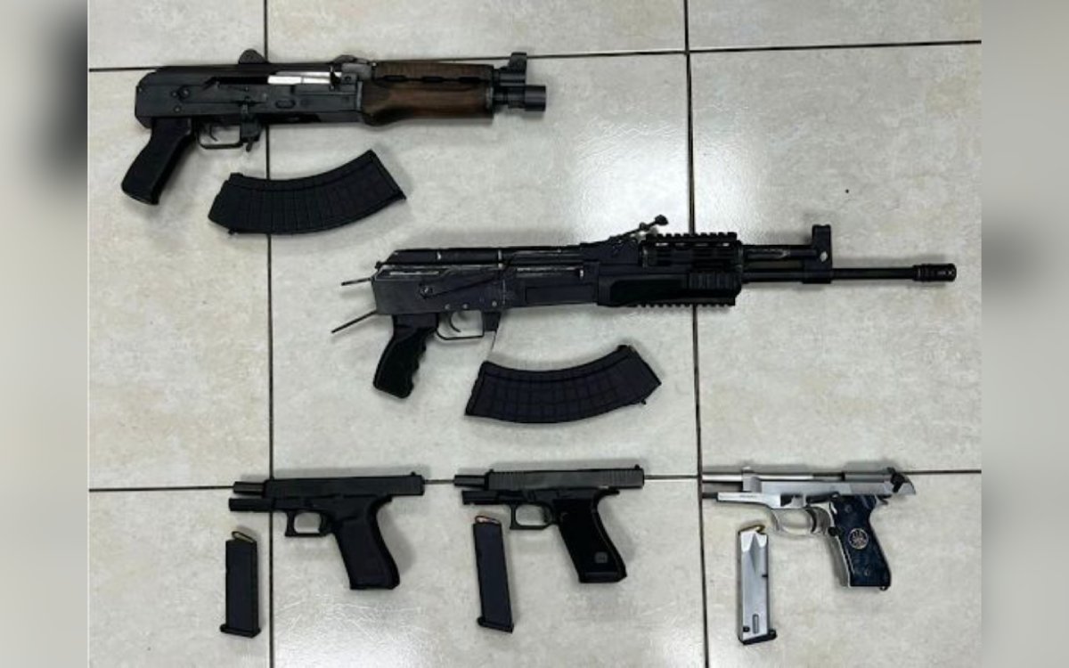 Fusiles de asalto soviético AK-47 y pistolas semiautomáticas calibre 9 mm