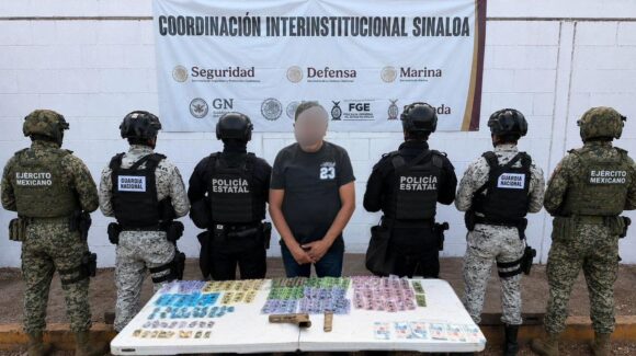 Tras denuncia anónima, detienen a un civil armado y en posesión de droga en la colonia Pradera Dorada, Culiacán