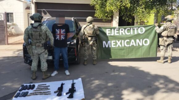 Detienen a sujeto con armas y aseguran carro robado tras reporte de gente armada en una casa de Villa Bonita, Culiacán