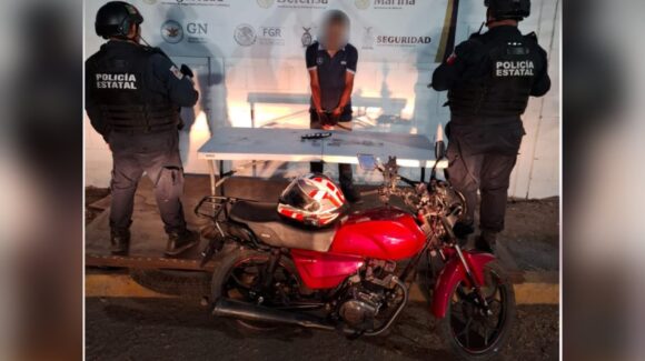 Con dosis de mariguana y cristal, detienen a un hombre a bordo de una motocicleta sin placas de circulación en Culiacán, Sinaloa