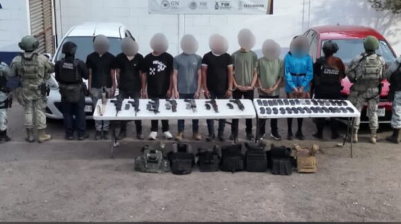 Había dos menores y una mujer; detienen a 8 personas con armas largas y más de mil cartuchos en un domicilio de Culiacán, Sinaloa