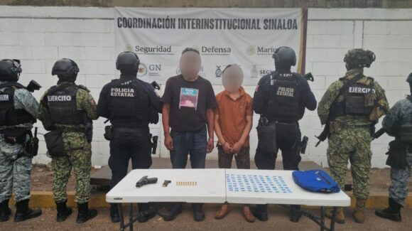 Detienen a dos personas con arma de fuego y dosis de droga en Culiacán, Sinaloa