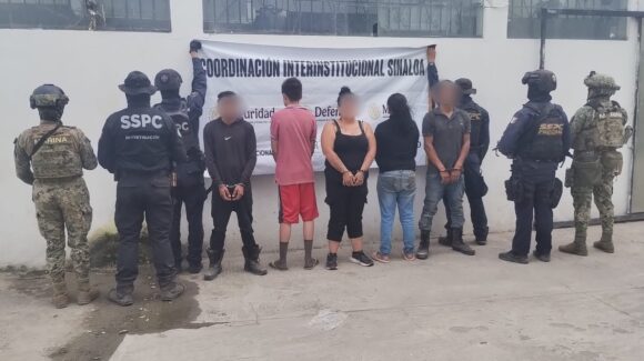 Operativo en Escuinapa, Sinaloa, deja cinco detenidos y aseguramiento de armas, cartuchos y vehículos