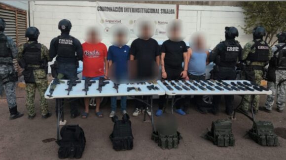 ¡Hubo denuncia anónima! Detienen a 7 hombres armados, con fentanilo y vehículo robado, en Molino de las Flores, en Culiacán