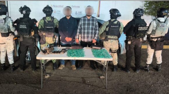 Los encontraron en el estacionamiento de un supermercado; detienen a dos hombres armados en Culiacán, Sinaloa