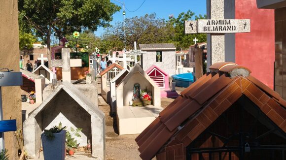 “Que no los olviden”: familias recuerdan a sus madres en panteones de Mazatlán, Sinaloa