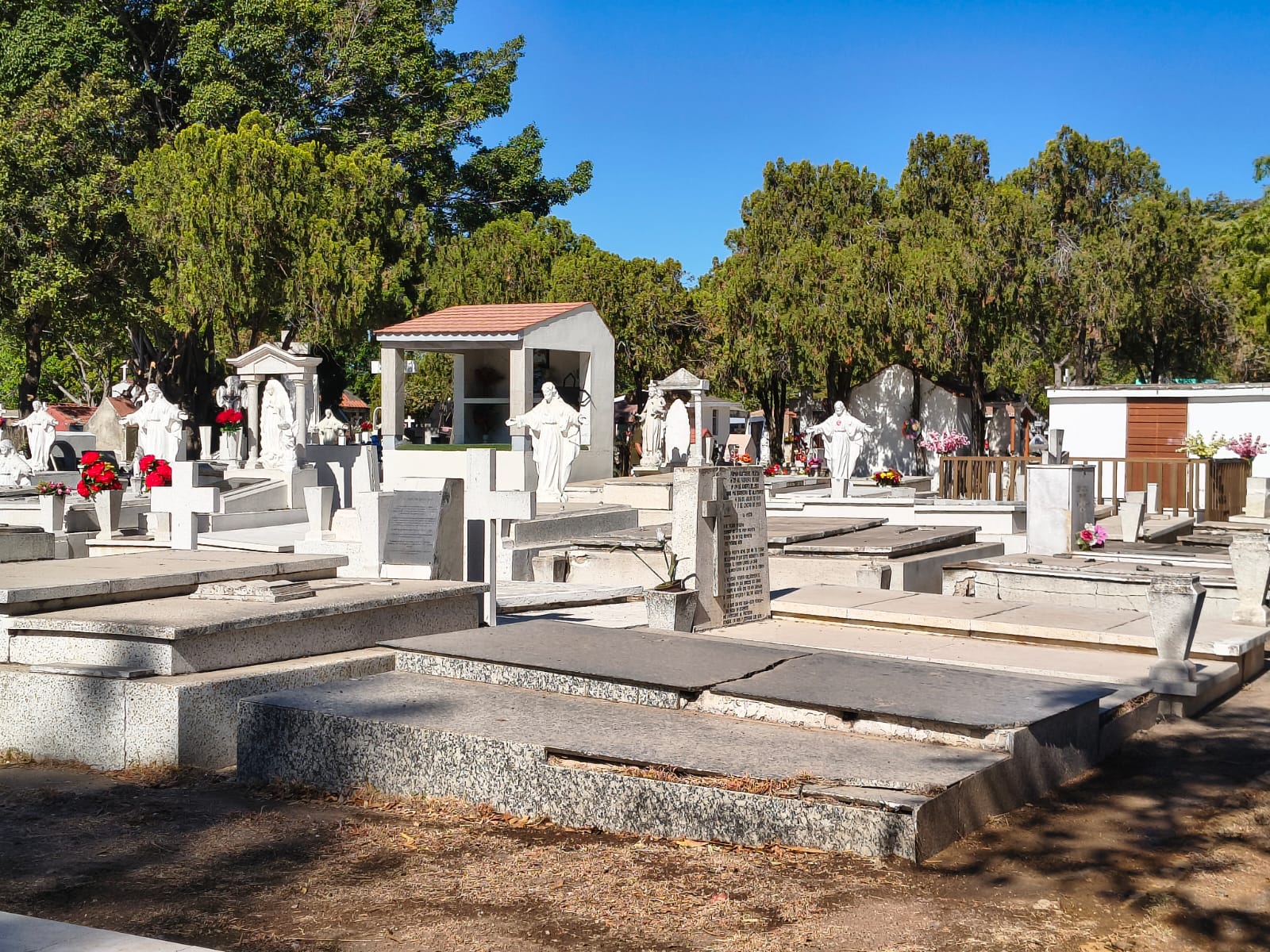 Día de las Madres en panteones de Mazatlán