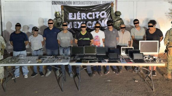 ¡Les aseguran cámaras y computadoras! Detienen a 10 personas, entre ellos una mujer, en Infonavit Humaya de Culiacán
