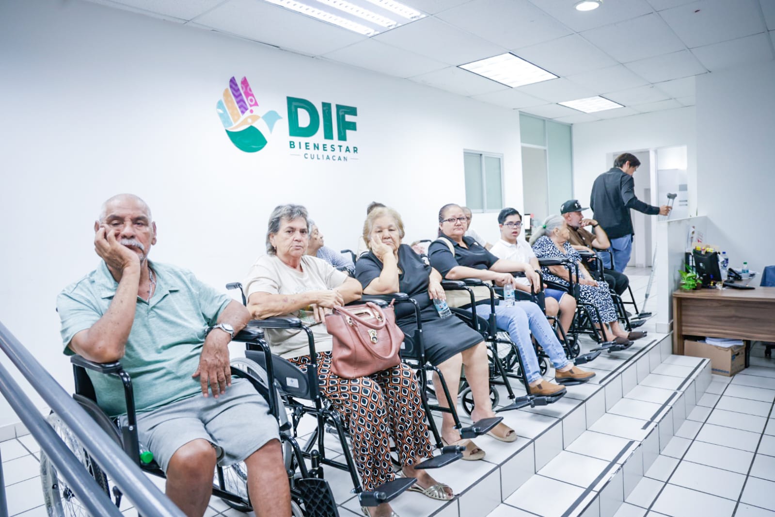 DIF Culiacán entrega sillas de ruedas