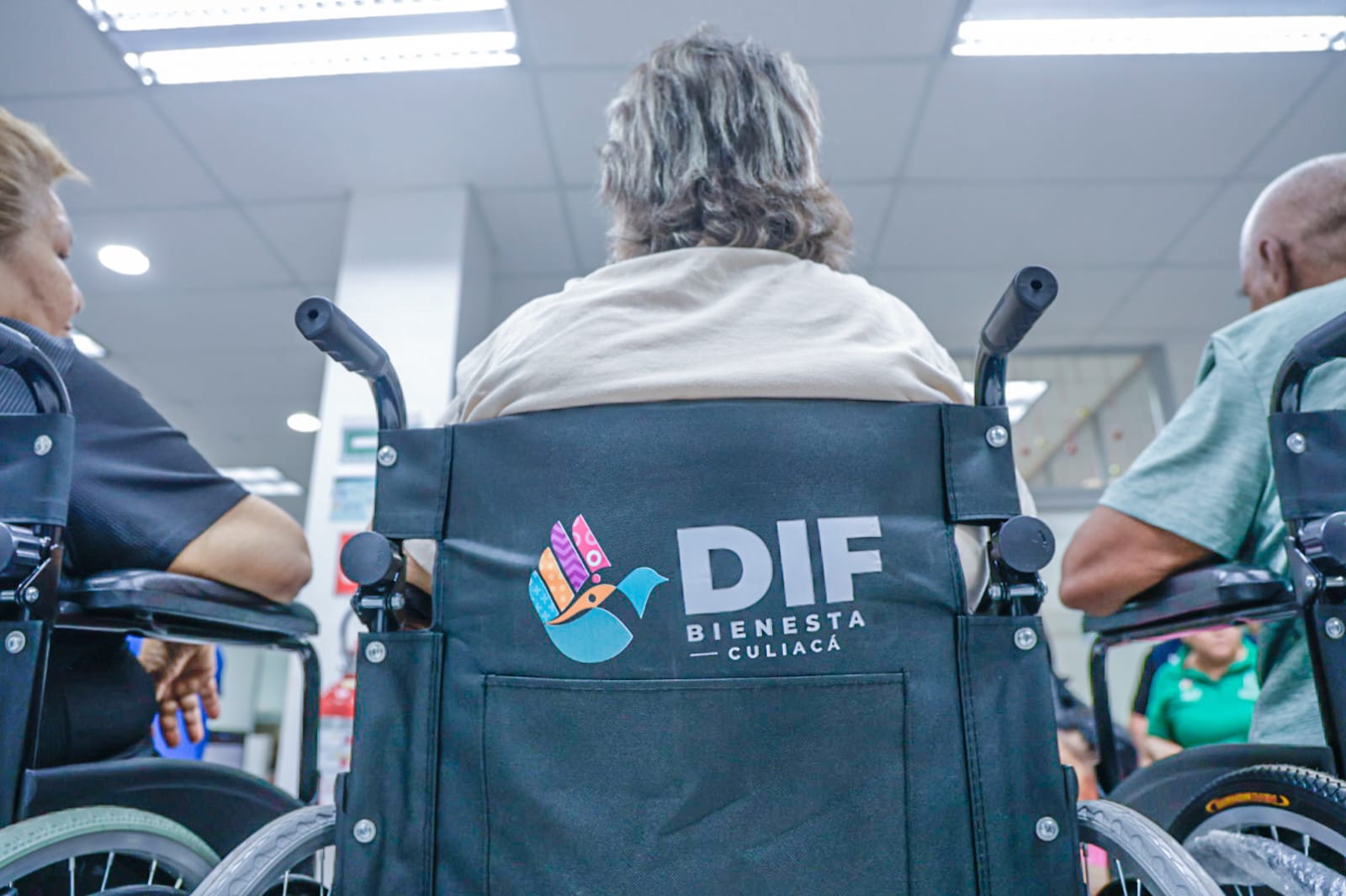 DIF Culiacán entrega sillas de ruedas