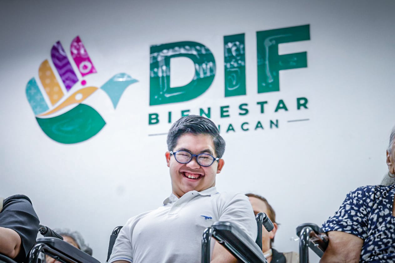 Joven con Síndrome de Down en silla de ruedas